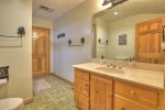 Stanley Creek Lodge: Guest Bathroom